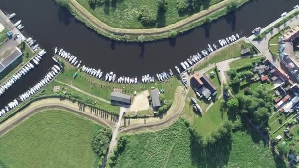 Vue aérienne de la ville d'Ueckermnde et du port sur la lagune de Szczecin 