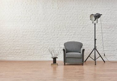 Beyaz tuğla duvar. Yeşil koltuk. İç mekan oturma odası tarzı..