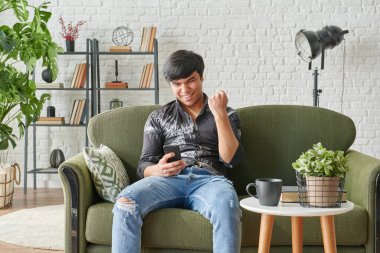 Oyun oynayan adam, kazanan ve kaybeden, kendi tarzında yaşayan.