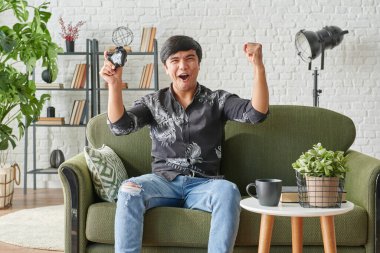 Oyun oynayan adam, kazanan ve kaybeden, kendi tarzında yaşayan.