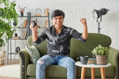 Oyun oynayan adam, kazanan ve kaybeden, kendi tarzında yaşayan.