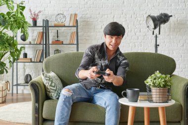 Oyun oynayan adam, kazanan ve kaybeden, kendi tarzında yaşayan.