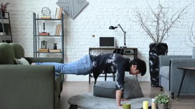 Adam evde çalışıyor, dekoratif iç mimari tarzı..