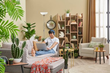 Evdeki adam ve Corona virüsü iç dekorasyonu uyardı.