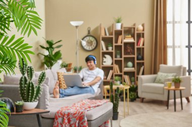 Evdeki adam ve Corona virüsü iç dekorasyonu uyardı.