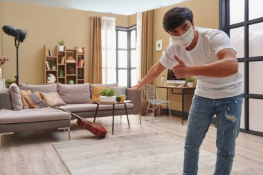 Evdeki adam ve Corona virüsü iç dekorasyonu uyardı.