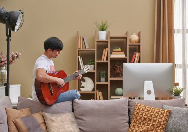 Adam ev ofisinde, kapat, Corona virüsü evde kalıp dekorasyonda çalışıyor..