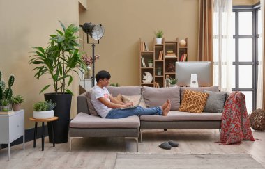 Ev tarzı çalışan adam, kahverengi oda ve bilgisayar, ofis dekorasyonu..