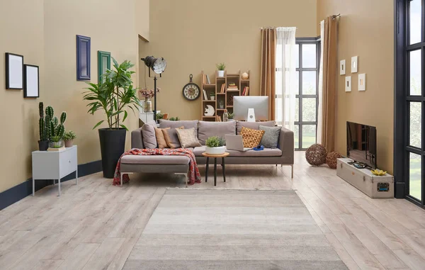 Kahverengi oturma odası perdesi ve bilgisayarlı ahşap kitaplık..