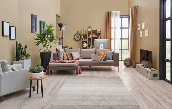 Cortina Alfombra Salón Marrón Librería Madera Con Computadora Casa Trabajo —  Fotos de Stock