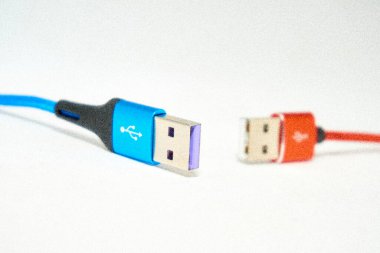 Mesafeyi koru. Beyaz arkaplanda iki USB kablosu var..                         