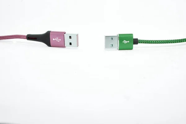  Mesafeyi koru. Beyaz arkaplanda iki USB kablosu var..                       