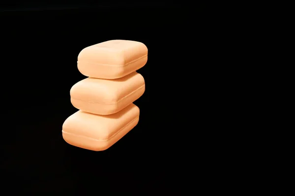 黑色背景上的桃子肥皂 — 图库照片