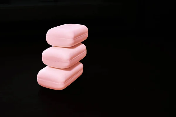 Sapone Rosa Sfondo Nero — Foto Stock