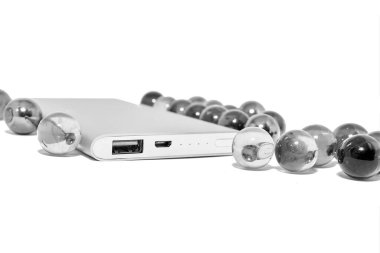 Camdan topları olan siyah beyaz taşınabilir hard disk.