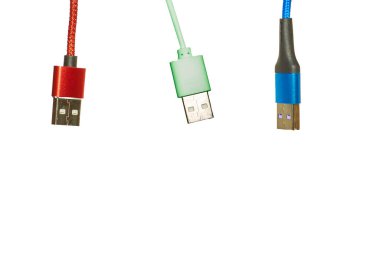 Beyaz arka planda üç varisli Universal Seri Otobüs kablosu