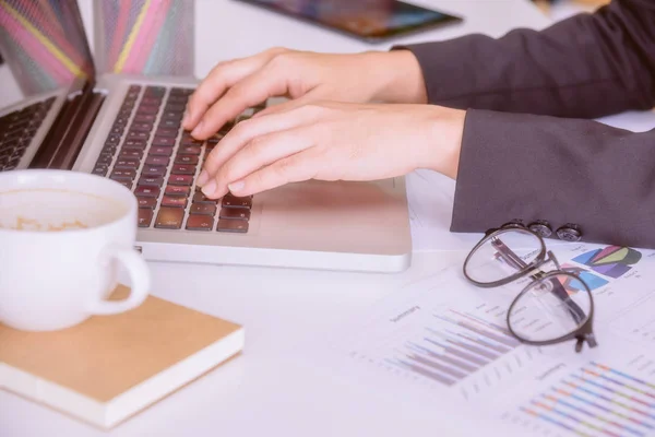 Donna d'affari che lavora sul computer portatile . — Foto Stock