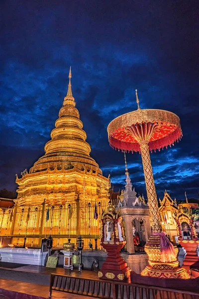 Pagoda Phra ki Hariphunchai Tapınağı'nda. — Stok fotoğraf