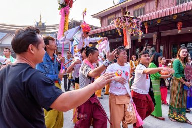 POY uzun 2017 seslendirdi.