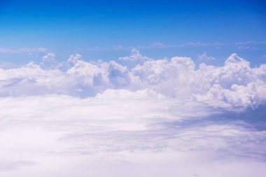 Mavi gökyüzüne karşı beyaz bulutlar.