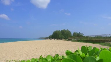 Phuket Uluslararası Havaalanı Uçak inerken.