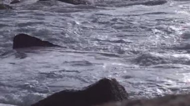 Okyanus dalgaları buzlu smashing.