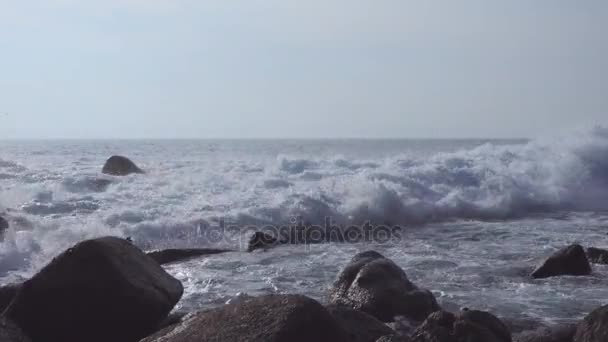 Ondas oceânicas esmagando as rochas . — Vídeo de Stock