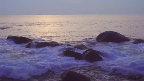 Vlny oceánu rozbíjení na skalách. — Stock video