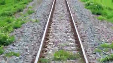 4k, güzel doğa görünümü görülen formu tren geçmek.