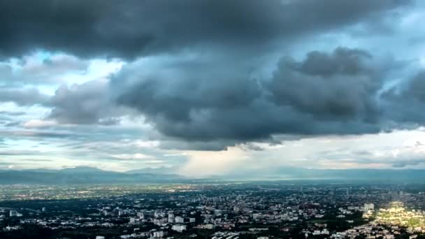 Nubi temporalesche in movimento sul cielo . — Video Stock