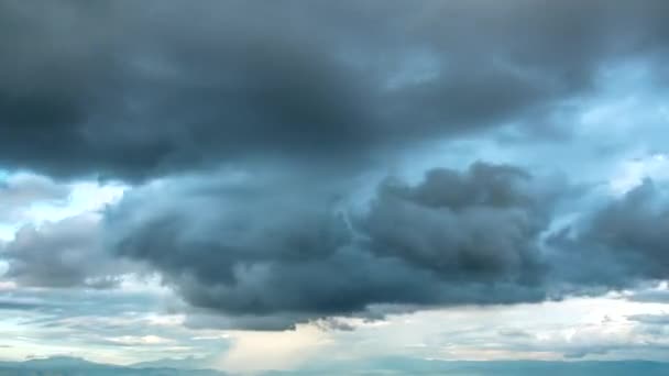 Nubes de tormenta en movimiento en el cielo . — Vídeo de stock