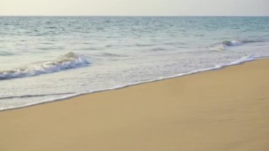 Dalgalar kumsalda sıçramasına.