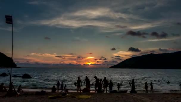 Silhouette persone attività godendo del tramonto . — Video Stock