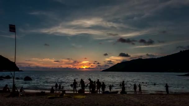 Silhueta pessoas atividades desfrutando do pôr do sol . — Vídeo de Stock