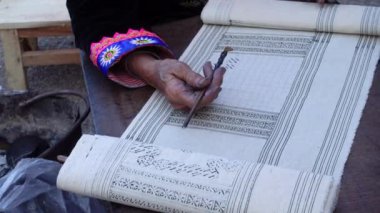 Hmong hilltribe deseni çizer.