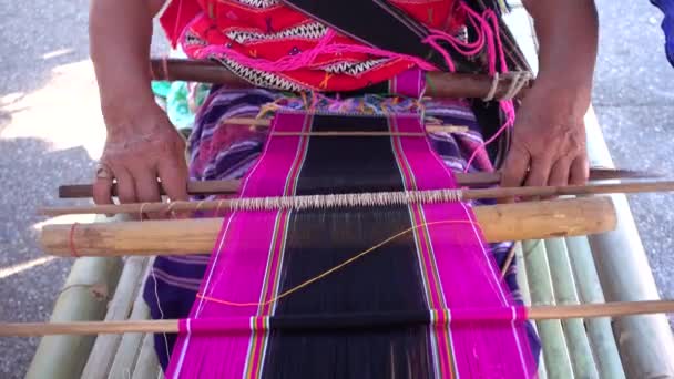 Γυναίκα Tribal Karen ύφανση. — Αρχείο Βίντεο