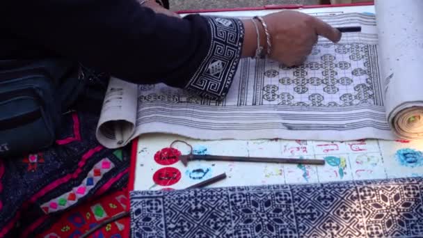 Племя хмонгов рисует шаблон . — стоковое видео