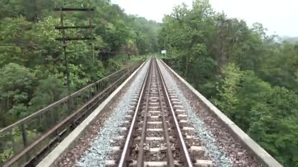 Visão traseira visto formulário passe de trem . — Vídeo de Stock