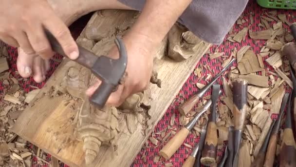 Tallado artesanal en madera . — Vídeos de Stock