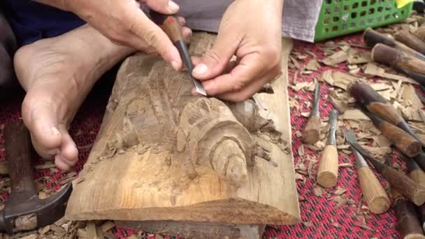 Sculpture artisanale sur bois . — Video