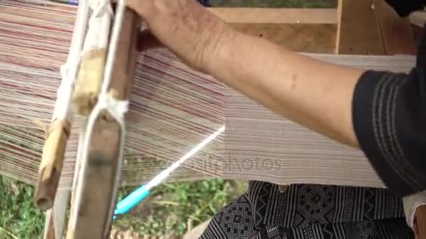 Mujer tejiendo algodón tradicional tejido . — Vídeos de Stock