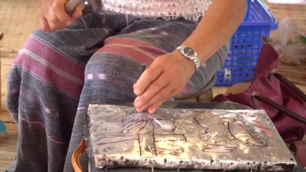Handwerker schlägt auf Silberbesteck ein. — Stockvideo