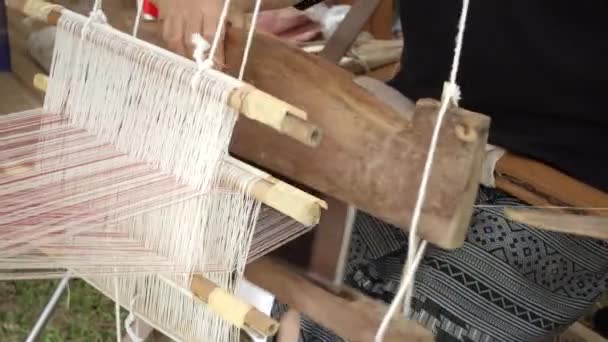 Mujer tejiendo algodón tradicional tejido . — Vídeos de Stock