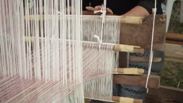 Mujer tejiendo algodón tradicional tejido . — Vídeos de Stock