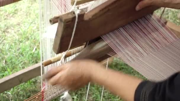 Mujer tejiendo algodón tradicional tejido . — Vídeo de stock