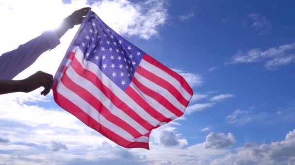 Americká vlajka v pomalém pohybu. — Stock video