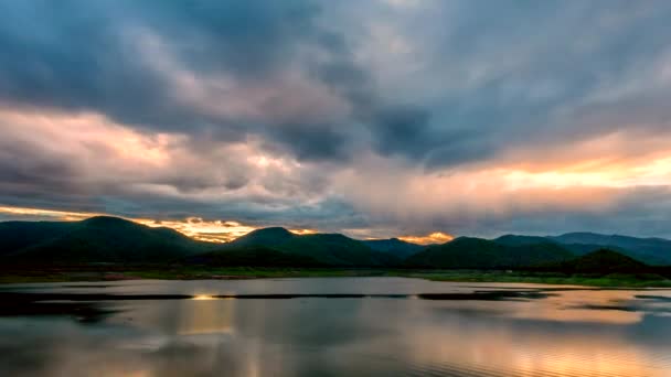 Puesta de sol sobre montaña . — Vídeos de Stock