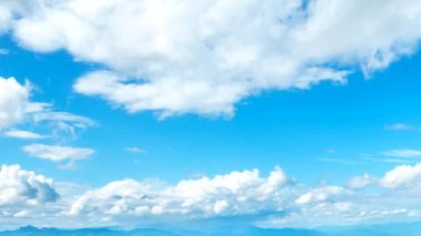 Hareket beyaz bulutlar.