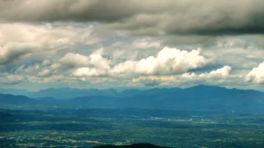 Bulutlar dağ üzerinde hareket.
