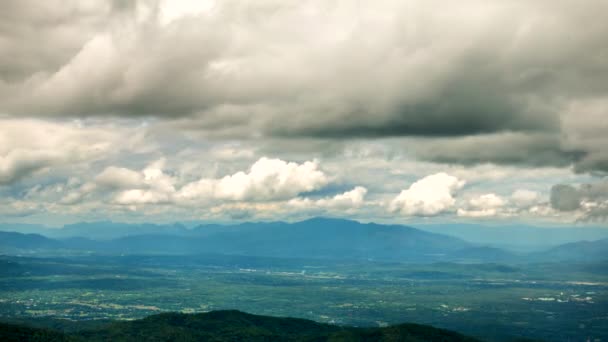 Mozgó felhők felett mountain. — Stock videók